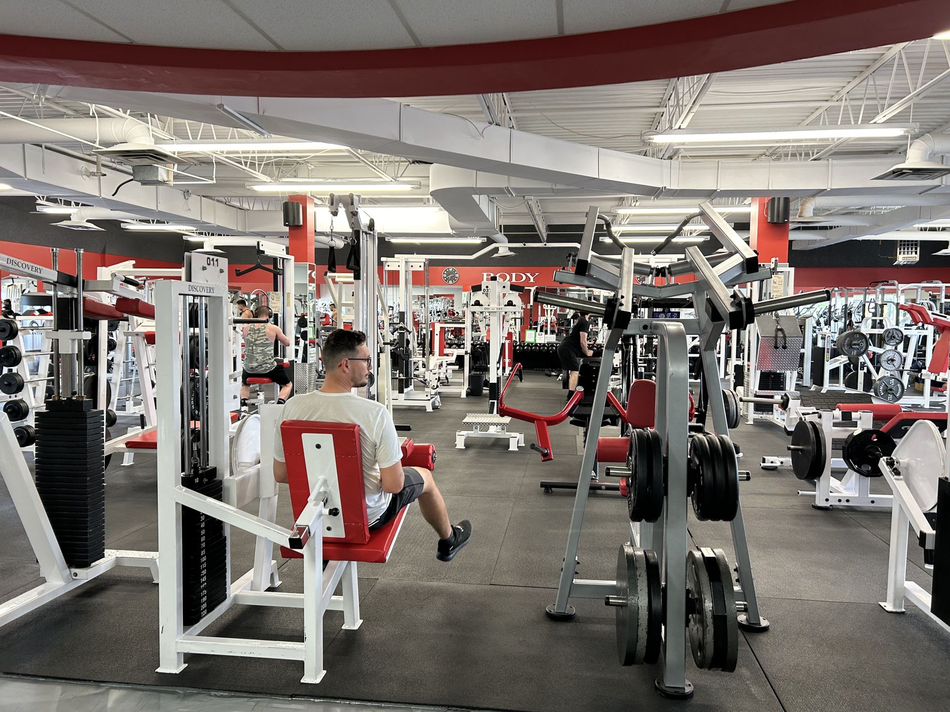 Membre en entraînement sur machine — Body Gym