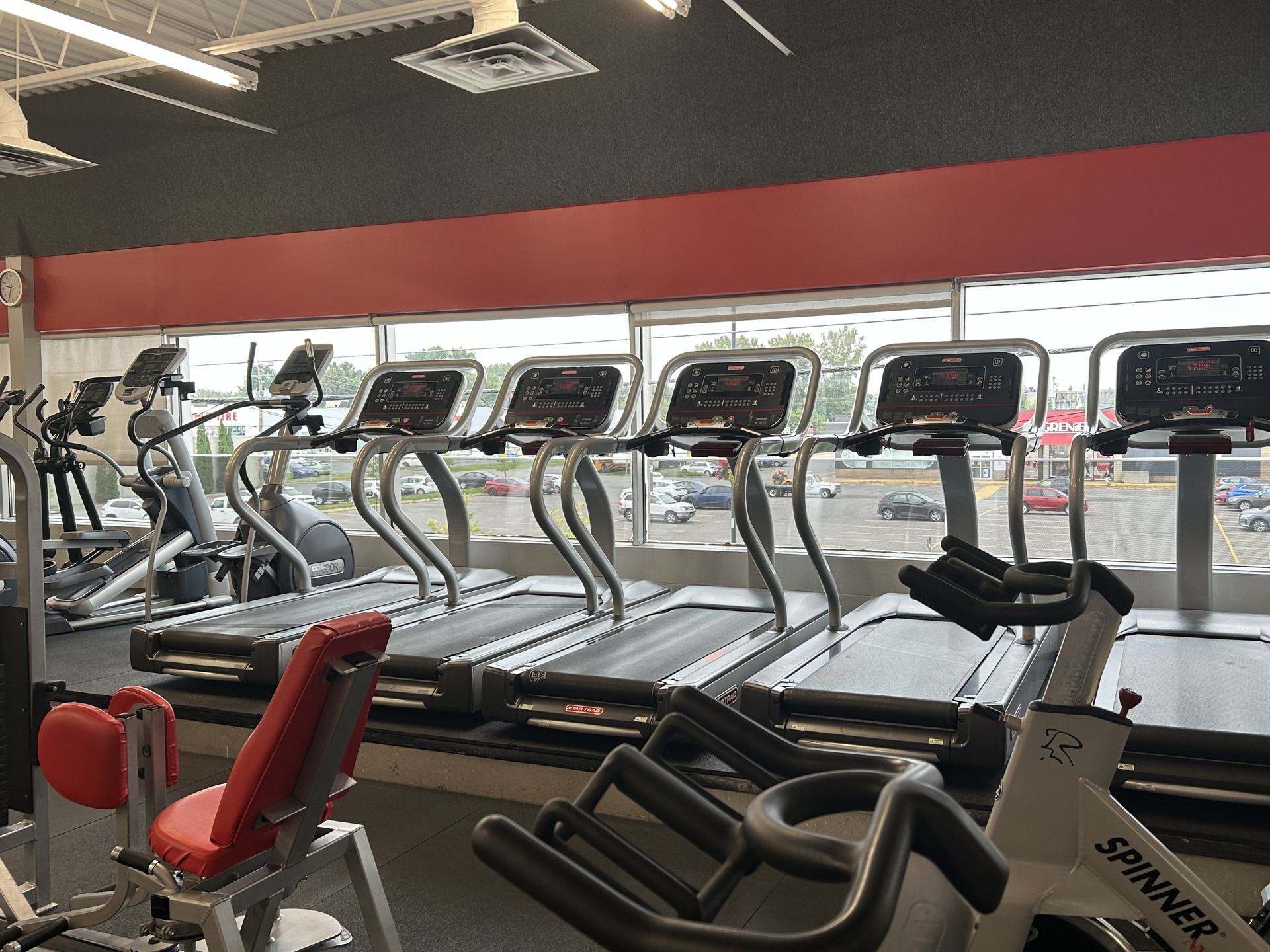 Rangée de tapis roulants — Body Gym